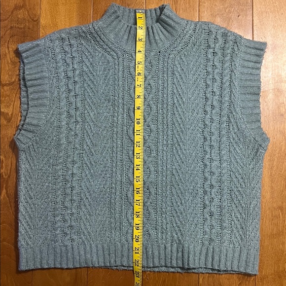 And Now This Extended-Shoulder Chunky Cable Knit Sweater Vest M Green Slouchy - Picture 4 of 7
